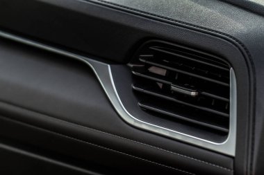 Araba kliması yakın görüş alanında. Klima arabanın içinde akıyor. Arabanın iç kısımları. Havalandırma kanalları.