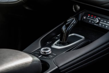 Modern otomatik vites kutusu. Vites kutusunun şanzıman kolunu kapat. Otomatik vites kolu.