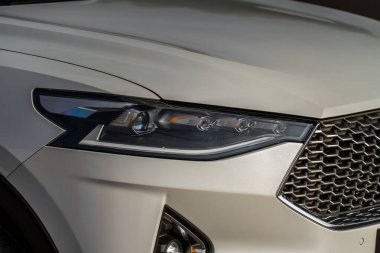 Yeni arabaların farları. Modern LED farlardan birinin detaylarını kapat. Dış yakın çekim detayları var. Arabanın yakın farı..