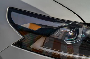Yeni arabaların farları. Modern LED farlardan birinin detaylarını kapat. Dış yakın çekim detayları var. Arabanın yakın farı..