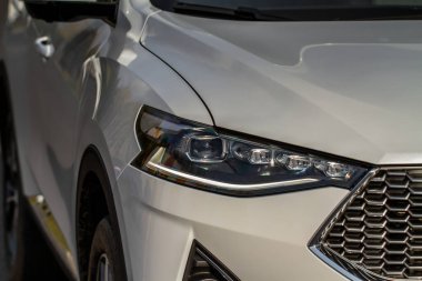 Yeni arabaların farları. Modern LED farlardan birinin detaylarını kapat. Dış yakın çekim detayları var. Arabanın yakın farı..