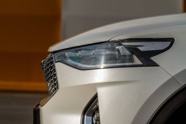 Yeni arabaların farları. Modern LED farlardan birinin detaylarını kapat. Dış yakın çekim detayları var. Arabanın yakın farı..