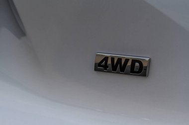 Modern SUV aracının 4WD amblemi yakın görüntüde. Dört Tekerlekli Krom Rozet.