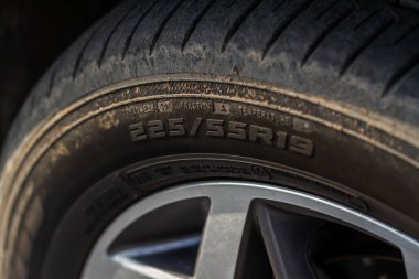 Lastik genişliği, yüksekliği ve tekerlek çapı ile yakın görüş. Lastik boyutu etiketleri.
