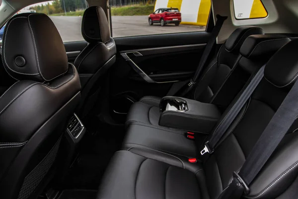 Moderne Suv Auto Binnen Lederen Zwarte Achterste Passagiersstoelen Moderne Luxe — Stockfoto