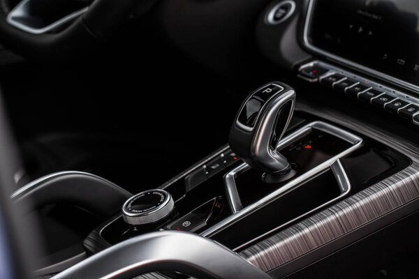 Автоматическая коробка передач. Закройте ручку коробки передач. Автоматическая коробка передач.