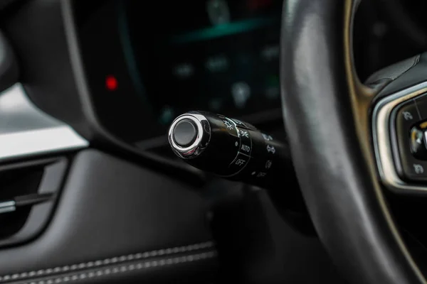 Işık Düğmesi Kontrolü Arabanın Işık Düğmesini Kontrolünü Kapat Modern Araba — Stok fotoğraf
