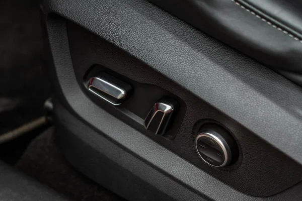電気自動車シート調整制御パネルを閉じるビューを表示します 調節可能な車の座席の位置 — ストック写真