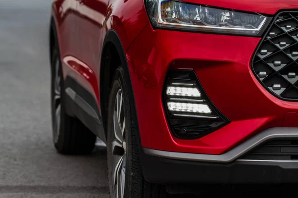 Modern SUV araba sis lambası. Modern araba sis lambasını kapatın..