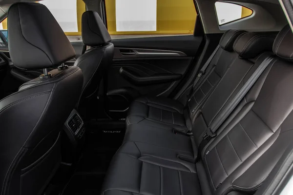 Moderne Suv Auto Binnen Lederen Zwarte Passagiersstoelen Achterin Een Moderne — Stockfoto