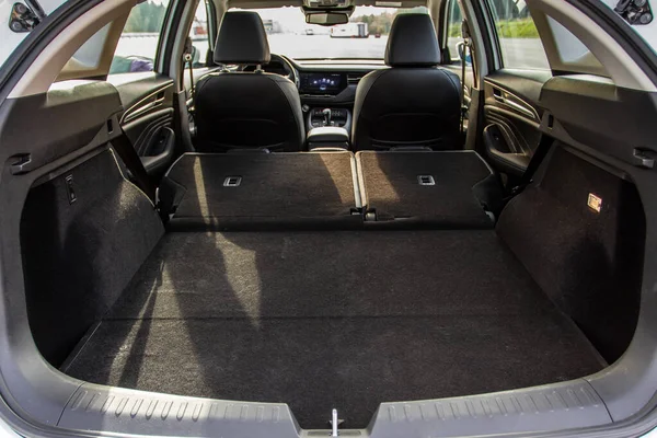 Величезний Чистий Порожній Автомобільний Багажник Всередині Компактного Автомобіля Вид Ззаду — стокове фото