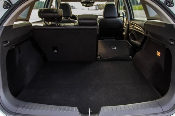 콤팩트 내부에 거대하고 깨끗하고 자동차 트렁크 트렁크가 Suv 차량의 뒷모습 — 스톡 사진