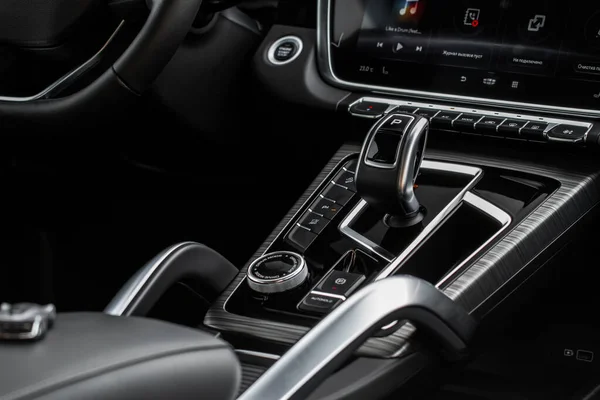Console Interior Carro Vista Perto Vara Engrenagem Com Console Multimídia Imagens Royalty-Free