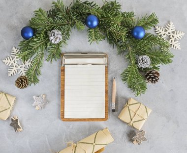 Üst kattaki daire süslenmiş çam ağacı, notlar ve kalemle süslenmiş yılbaşı maketi. Dilek listesi, tatil konsepti. Metin uzayı