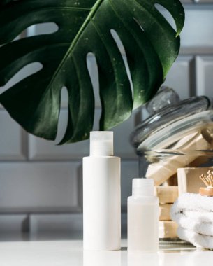 Beyaz arkaplanda kozmetik ürünleri içeren spa kavramı