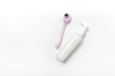 Beyaz arka planda diş macunu olan şampuan şişesi.