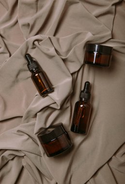 Beyaz zemin üzerinde sıvı bulunan kozmetik şişeleri