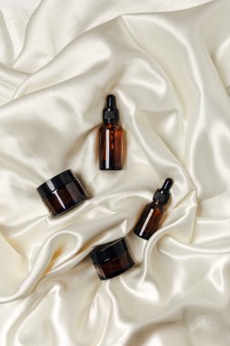 Beyaz arka planda parfümlü kozmetik şişeleri