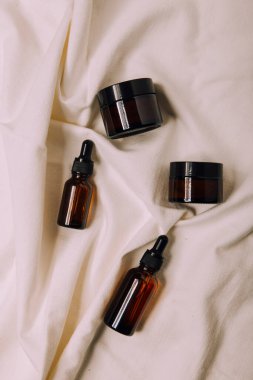 Beyaz arkaplanda kozmetik ürünleri