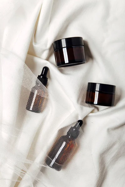 Beyaz arkaplanda kozmetik ürünleri