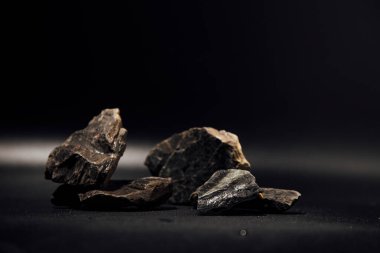 Siyah arkaplanda sıcak kayalar