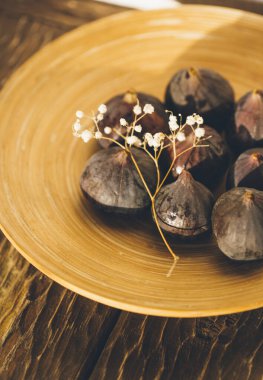 Tahta bir arka planda taze incir