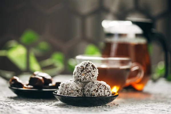 Zuckerbällchen Aus Datteln Und Kokosraspeln — Stockfoto