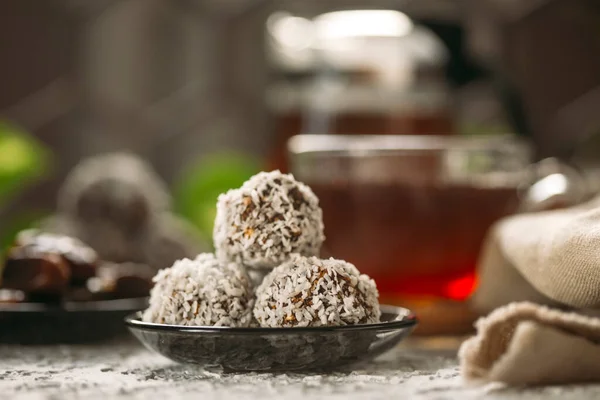 Hurma ve hindistan cevizi parçalarından yapılmış şeker topları.