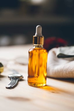 Tahta masada taze organik vücut ile güzel bir spa tedavisi.