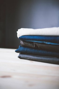 Beyaz arkaplan üzerine dizilmiş yığın