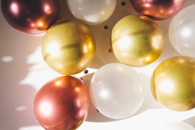 Renkli balonları ve konfetileri olan şenlikli bir arka plan, bir doğum günü partisi şablonu, davetiye, tebrik kartı