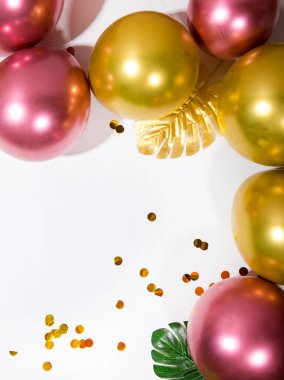 Renkli balonları ve konfetileri olan şenlikli bir arka plan, bir doğum günü partisi şablonu, davetiye, tebrik kartı