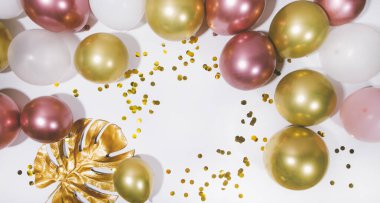 Renkli balonları ve konfetileri olan şenlikli bir arka plan, bir doğum günü partisi şablonu, davetiye, tebrik kartı