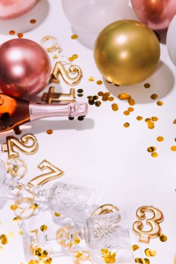 Renkli balonları ve konfetileri olan şenlikli bir arka plan, bir doğum günü partisi şablonu, davetiye, tebrik kartı