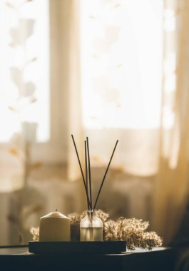 Romantik mum aromaterapi çubukları ve dekoratif ağaç dalı etkinlikler için güzel karanlık gece ışığı. Tasarım elemanı. Mumlar, romantizm, aşk, spa, rahatlama