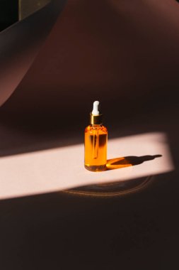 Düşürücüyle birlikte bir şişe yağın yakın plan çekimi.