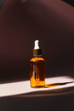 Düşürücüyle birlikte bir şişe yağın yakın plan çekimi.