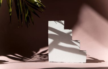 Arka planda palmiye yaprakları olan beyaz dekoratif merdivenler.