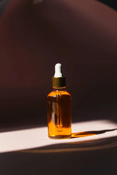 Düşürücüyle birlikte bir şişe yağın yakın plan çekimi.