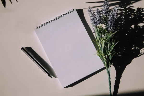 Caderno Branco Caneta Com Flores Lavanda — Fotografia de Stock