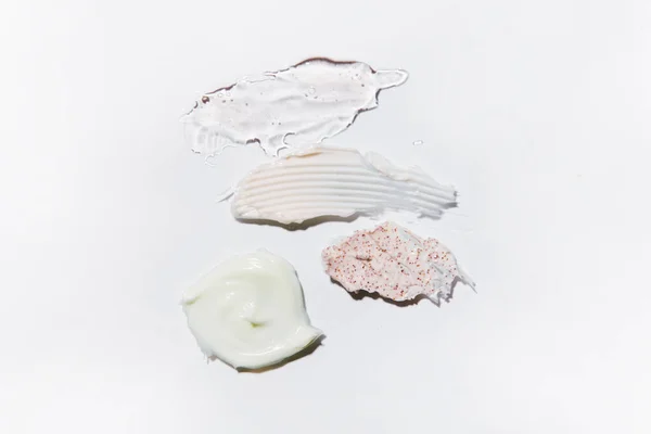 Beyaz arkaplanda kozmetik krem ve temel