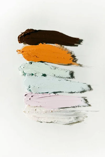 Beyaz Arkaplanda Renkli Makyaj Ürünleri Seti — Stok fotoğraf