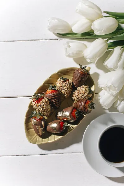 Tasse Tee Mit Blumen Auf Weißem Holzhintergrund — Stockfoto