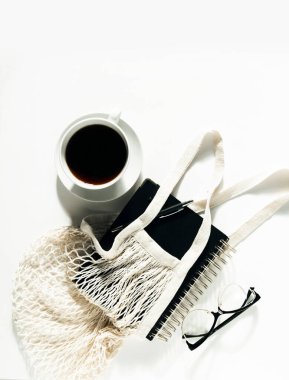 Siyah kahve ve beyaz arka planda bir fincan çay.