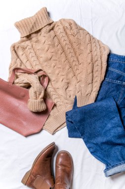 Beyaz arkaplanda giysi ve aksesuarlar