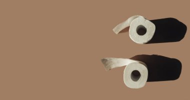 Beyaz arka plan üzerinde rulo tuvalet kağıdı