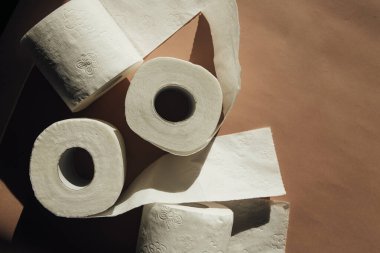 Beyaz bir arka plan üzerinde tuvalet kağıdımız