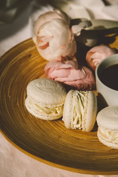 Tasse Tee Mit Marshmallows Auf Holztisch — Stockfoto