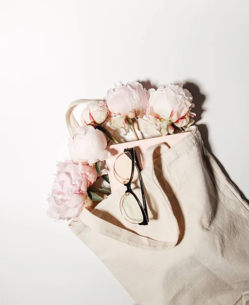 Όμορφα Ροζ Τριαντάφυλλα Και Ένα Μπουκέτο Λουλούδια Λευκό Φόντο — Φωτογραφία Αρχείου