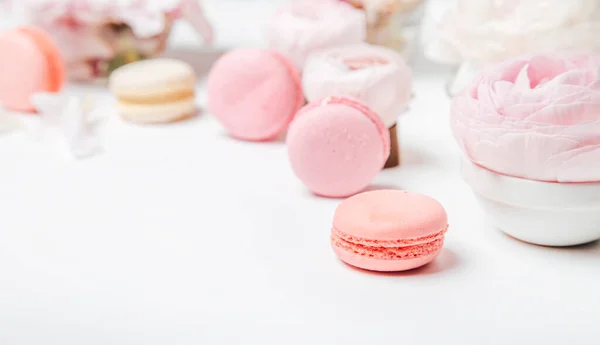 Bovenaanzicht Van Roze Macarons Met Rozen Witte Achtergrond Met Kopieerruimte — Stockfoto